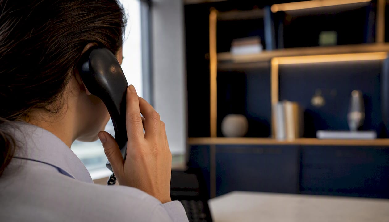Manos sujetando un teléfono para realizar un cobro