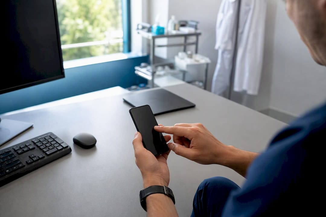 Marcando manualmente el teléfono desde la recepción de la clínica