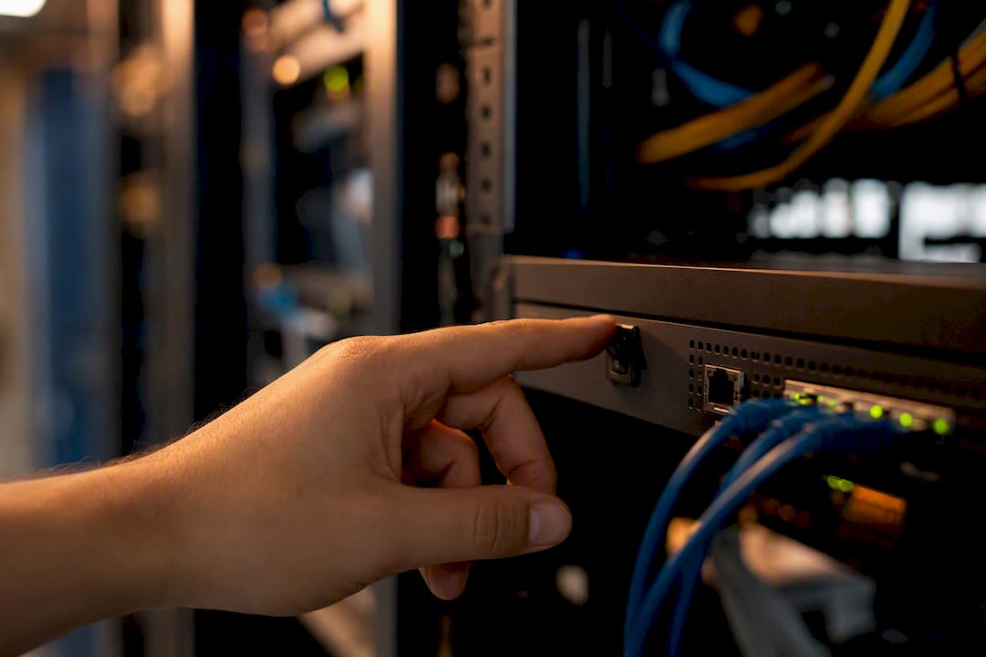 Mano encendiendo el router de red
