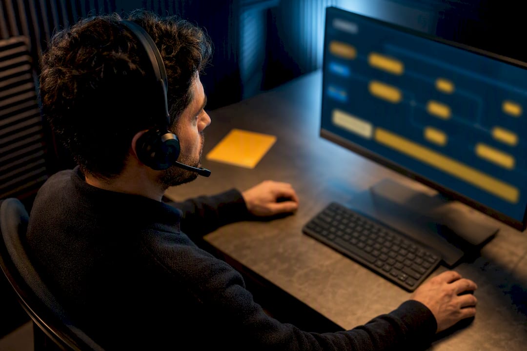 Analista evaluando un agente de voz para empresas
