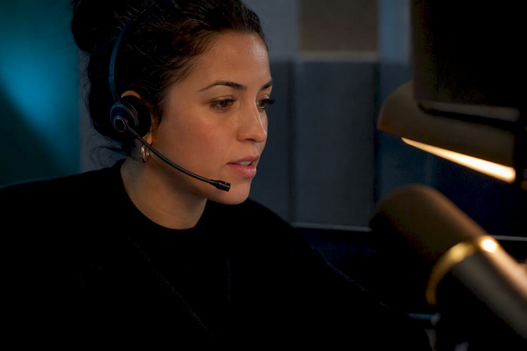 Agente hablando en español con auricular
