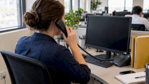 Especialista devolviendo una llamada que no contestó